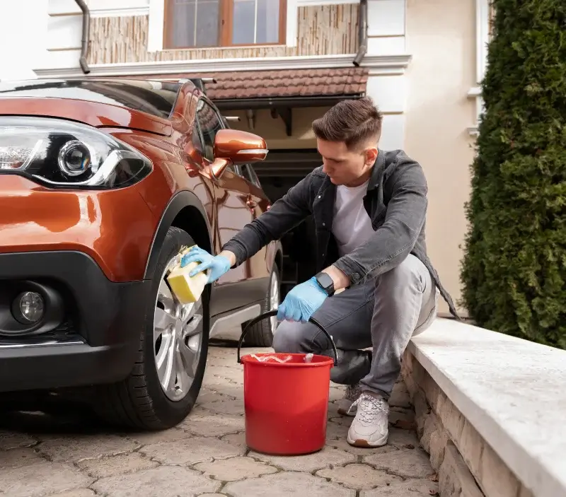 Lavage auto à domicile Hambye : professionnel intervenant sur un véhicule